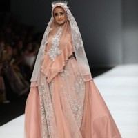 Wanita yang melejit setelah membintangi sinetron Mimpi Manis pada 2006 ini tampil bak pengantin dalam balutan gaun tulle bordir dan memakai  mahkota silver. Foto: Dok. Instagram @dewiperssikreal