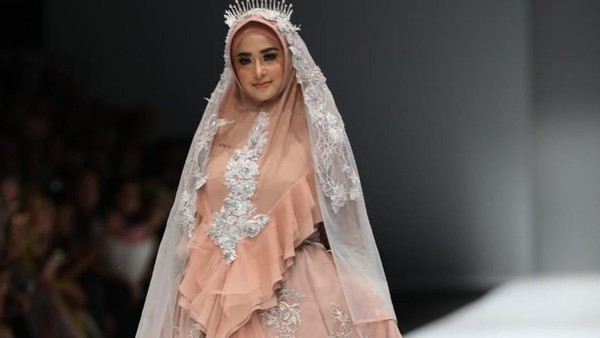 Bikin Pangling, Gaya Dewi Perssik Pakai Hijab Syari Saat Jadi Model