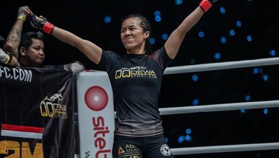 Foto: Aksi Priscilla Hertati Lumban Gaol, Sang Petarung MMA