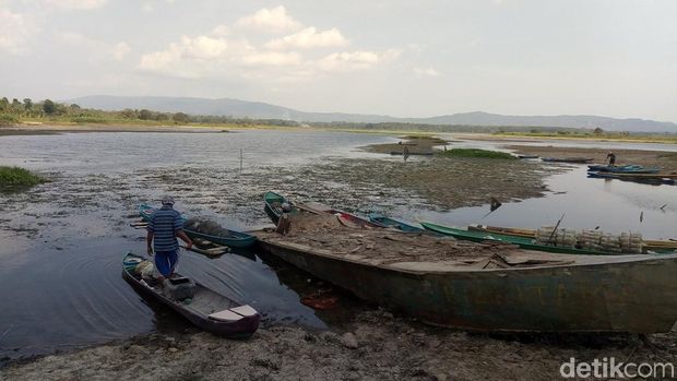Dilanda Kekeringan Parah, Waduk PLTA Jendral Sudirman Jadi Daratan