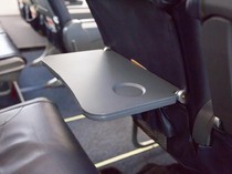 Jangan Langsung Gunakan Meja Lipat Penumpang di Pesawat!