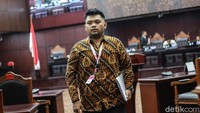 Pada sidang yang beragenda pemeriksaan pendahuluan itu majelis hakim konstitusi meminta kepada pemohon untuk memperbaiki berkas yang diajukan.