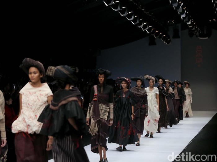 Rancangan Adrian Gan dari ulos antik di Dewi Fashion Knights menutup Jakarta Fashion Week 2020. (Foto: Rachman Haryanto/detikfoto) Rancangan Adrian Gan dari ulos antik di Dewi Fashion Knights menutup Jakarta Fashion Week 2020. (Foto: Rachman Haryanto/detikfoto)