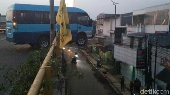 Mobil Jemputan Karyawan Nyaris Terjun dari Flyover Cimindi
