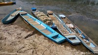 Beberapa kapal kecil milik nelayan terlihat menepi.
