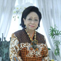 Martha Tilaar bertemu dengan Prof. Dr. Henry Alexis Rudolf Tilaar (H.A.R. Tilaar) saat menyelesaikan pendidikan sarjana di IKIP Jakarta. Pria yang biasa disapa Alex ini merupakan mantan dosennya. Foto: Julius Salvatrone/Wolipop