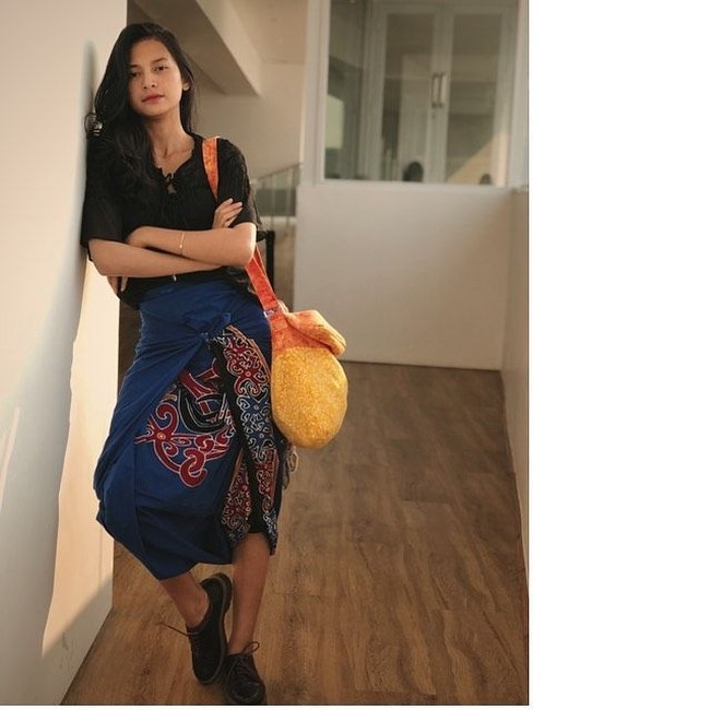 Wanita yang sering memadankan batik dengan atasan kasual itu berseteru dengan ibunya. Dalam wawancaranya kepada detikhot, sang ibu mengatakan bahwa sikap Indah berubah setelah berpacaran dengan stand up comedian Arie Kriting. Hal itulah yang membuat sang bunda merasa bahwa Arie telah mempengaruhi putrinya.  Foto: dok. Instagram @indahpermatas