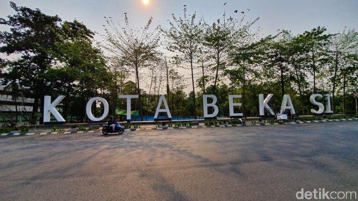 Landmark Kota Bekasi dicat ulang.