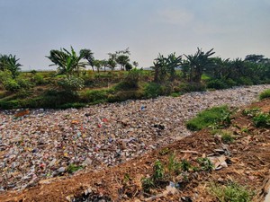 Keluhkan Tumpukan Sampah Kali Jambe Bekasi, Warga: Baunya Bikin Sesak Napas