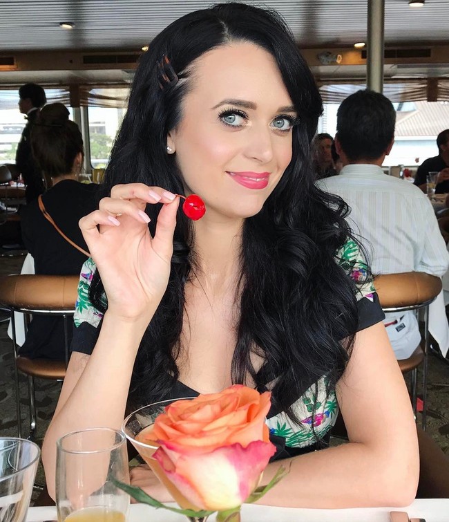 Francesca pun mengaku sempat mencoba mengubah penampilannya. Namun, upaya itu sia-sia lantaran gaya Katy yang juga sering bertransformasi. Susah mencari warna rambut yang belum pernah dipilih Katy. Saya pernah ganti warna coklat, tapi orang tetap mengira saya Katy, kata dia. (Foto: Instagram/@francesca_brown)