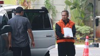 Tersangka kasus dugaan suap dalam restitusi pajak PT WAE itu tiba di KPK dengan tangan diborgol.