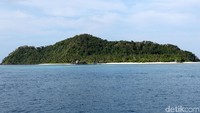 Pulau Senoa di Natuna kerap dikatakan hamil, karena bentuk dan postur pulau yang hjika dilihat dari jauh seperti orang mengandung. (Agung Pambudhy/detikcom)