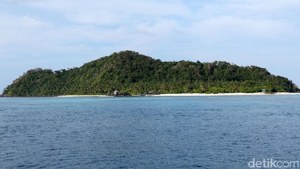 Pulau Senoa di Natuna kerap dikatakan hamil, karena bentuk dan postur pulau yang hjika dilihat dari jauh seperti orang mengandung. (Agung Pambudhy/detikcom) Pulau Senoa di Natuna kerap dikatakan hamil, karena bentuk dan postur pulau yang hjika dilihat dari jauh seperti orang mengandung. (Agung Pambudhy/detikcom)