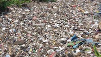 Tumpukkan sampah Kali Jambe dari dekat. Foto: Isal Mawardi-detikcom