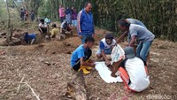 Warga kemudian bergotong royong dengan memindahkan 20 jenazah tersebut ke lokasi yang baru. Pemerintah melalui petugas kecamatan dan Badan Penanggulangan Bencana Daerah (BPBD) telah meninjau lokasi.