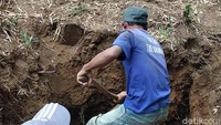 Akibat keretakan tanah tersebut, sambung Rahim, 20 makam yang ada di lokasi terdampak dan harus dipindahkan.