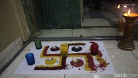 Minimarket India, Shalimar juga  meletakkan lilin dan beras warna-warni untuk memperingati Diwali. (Putu Intan Raka Cinti/detikcom)