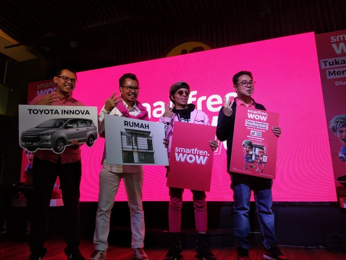 Pemenang undian Smartfren Wow. Foto: Angga Laraspati/detikcom Pemenang undian Smartfren Wow. Foto: Angga Laraspati/detikcom