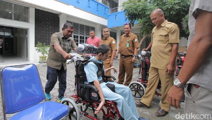 Anak dengan disabilitas di Aceh mendapat bantuan kursi roda gratis. (Foto: Agus Setyadi/detikHealth) Anak dengan disabilitas di Aceh mendapat bantuan kursi roda gratis. (Foto: Agus Setyadi/detikHealth)