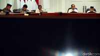 Presiden Jokowi memimpin rapat dengan didampingi Wakil Presiden Maruf Amin.