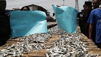 Warga Muara Angke, Pluit, Penjaringan, Jakarta Utara menolak rencana penggusuran di permukiman mereka.