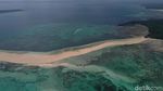 Foto Drone: Pantai yang Pasirnya Memanjang ke Depan 2 Km