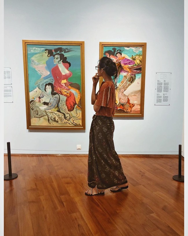 Wanita pecinta seni ini pun mengenakan batik saat mengunjungi galeri lukisan.  Foto: dok. Instagram @indahpermatas