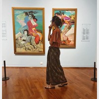 Wanita pecinta seni ini pun mengenakan batik saat mengunjungi galeri lukisan.  Foto: dok. Instagram @indahpermatas