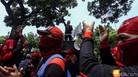 Pantauan detikcom, hingga pukul 12.07 WIB tampak ratusan buruh menyuarakan aksinya menolak kenaikan UMP 2020 sebesar 8,51%.
