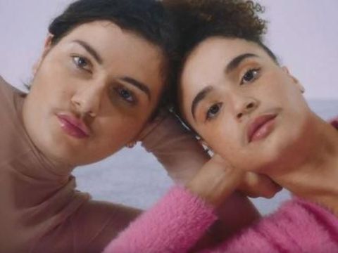 Jarang Terjadi, Wanita-wanita Berkumis Jadi Bintang Iklan Alat Cukur