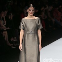 Auguste Soesastro membuka fashion show DFK (Dewi Fashion Knight) tahun ini dengan mengangkat tema Javanese Invasion di Jakarta Fashion Week 2020, Senayan City, Jakarta. Senin [28/10/2019]. Foto: Rachman Haryanto/detikcom