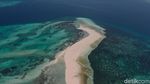Foto Drone: Pantai yang Pasirnya Memanjang ke Depan 2 Km
