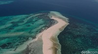 Fenomana pasir timbul yang terjadi saat air surut dapat ditemui di beberapa tempat di Indonesia, tidak terkecuali di Pantai Ngurtavur (Foto: Didik Dwi Haryanto/detikcom)