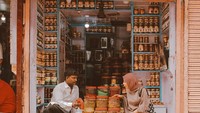 Doyan makan aneka buah, Karin berpose manis dengan salad buah, dan aneka buah-buahan yang dia unggah di akun Instagramnya. Foto: Instagram @awkarin