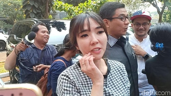 Artis Gisella Anastasia usai diperiksa di Polda Metro Jaya terkait penyebaran video syur