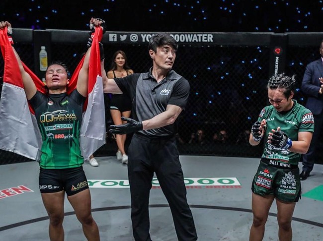 Priscilla Hertati Lumban Gaol mengalahkan petarung Myanmar Bozhena Antoniyar pada Jumat (25/10/2019). Hal itu membuatnya makin dekat meraih gelar juara dunia MMA One Championship kelas atom.Foto: Dok. Instagram @hertati88