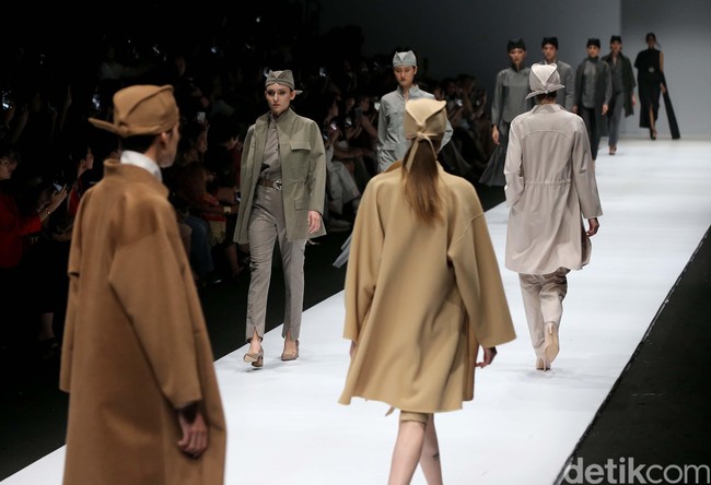 Presentasi Spring-Summer 2020 dari sejumlah desainer ternama disemarakkan dengan kehadiran busana dalam nuansa monokrom. Teknik layering membuat monokrom terasa lebih fun dan tak monoton. (Foto: Rachman Haryanto/detikfoto)