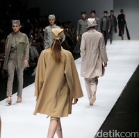 Presentasi Spring-Summer 2020 dari sejumlah desainer ternama disemarakkan dengan kehadiran busana dalam nuansa monokrom. Teknik layering membuat monokrom terasa lebih fun dan tak monoton. (Foto: Rachman Haryanto/detikfoto)