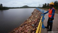 Air di embung ini digunakan untuk melayani 2000 jiwa warga kecamatan Pulau Laut.