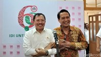 Menkes Terawan menemui Ketua Umum PB IDI dr Daeng M Faqih di kantor IDI, Rabu (30/10/2019). Keduanya membahas permasalahan kesehatan. (Foto: Khadijah/detikHealth) 