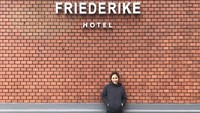 Gaya Nat berfoto di papan nama Hotel Friederike Jerman  (Instagram/@nitchaon)