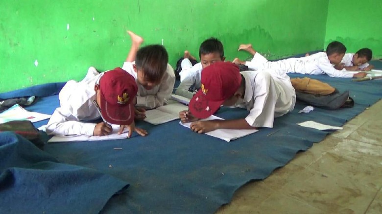 Siswa SD Belajar Lesehan, Pemkab Lebak Ngaku Kekurangan 591 Ruang Kelas Siswa SD Belajar Lesehan, Pemkab Lebak Ngaku Kekurangan 591 Ruang Kelas