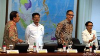 Para menteri Kabinet Indonesia Maju hadir dalam rapat terbatas perdana tersebut.