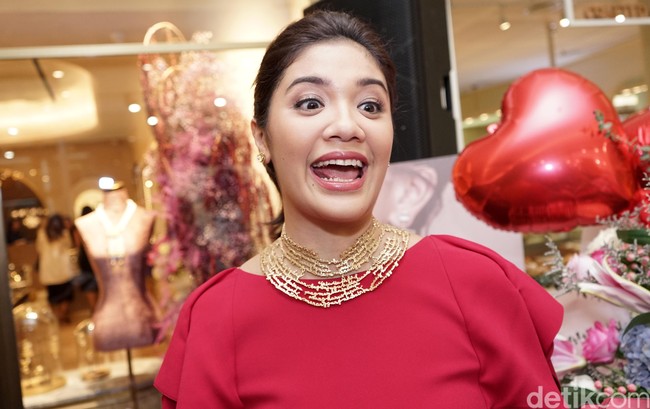 Jadi ini dari bukunya Pramudya juga ada salah satu bagian dimana Minke bagian kata-kata ini dibuat disini dan diulang sebagai pattern. Nah selain dari pembuatan yang sampai di gergaji dan segala macem, karena ini adalah urusannya perhiasan, jadi bagian berikutnya adalah bagaimana cara ngepasinnya ke leher, kata Franka Foto: Palevi S/detikFoto