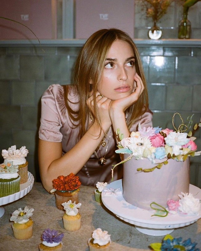 Diekspektasi meneruskan bisnis besar keluarga, Talita mengaku merasa terbebani sekaligus terhormat untuk menjadi penerus neneknya. Wanita yang diberkahi harta dan gelar oleh keluarganya itu pun menyebut keberuntungan tersebut sebagai lotere rahim. Foto: Instagram @tvf