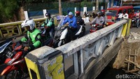 Pelebaran jembatan dilakukan untuk menghindari kemacetan karena  jembatan tersebut mulai banyak dilintasi oleh kendaraan bermotor.