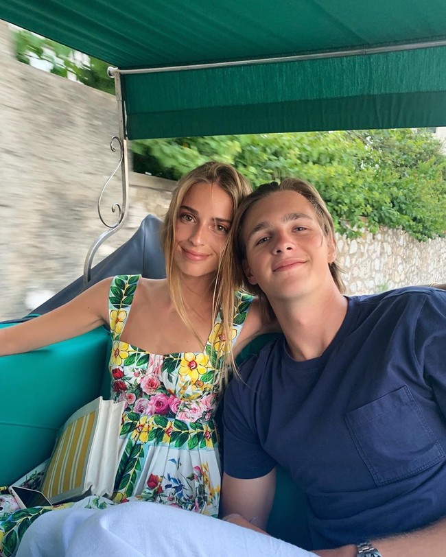 Beberapa kali ia pun memamerkan kemesraan dengan sang pacar Rocco Brignone. Pria tersebut juga bukan orang biasa. Ia datang dari keluar pemilik bank di Itali dan rumah-rumah resort di Meksiko. Keduanya sering pergi traveling bersama. Foto: Instagram @tvf