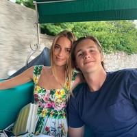 Beberapa kali ia pun memamerkan kemesraan dengan sang pacar Rocco Brignone. Pria tersebut juga bukan orang biasa. Ia datang dari keluar pemilik bank di Itali dan rumah-rumah resort di Meksiko. Keduanya sering pergi traveling bersama. Foto: Instagram @tvf