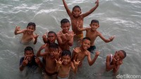 Sejumlah anak-anak nampak asyik bermain air di dermaga tradisional Desa Air Payang, Kecamatan Pulau Laut, Kabupaten Natuna, Kepulauan Riau.
