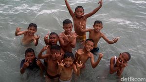 Potret Keceriaan Anak-anak di Perbatasan RI Bermain Air